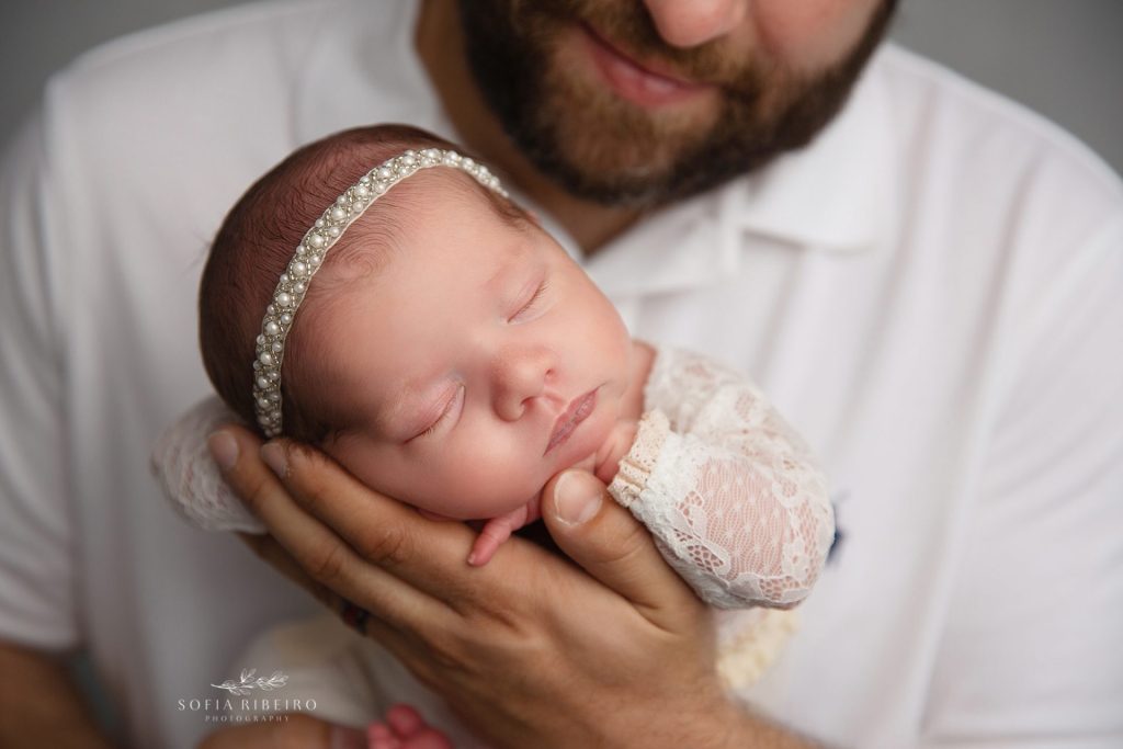 newborn photos with dad, closeup