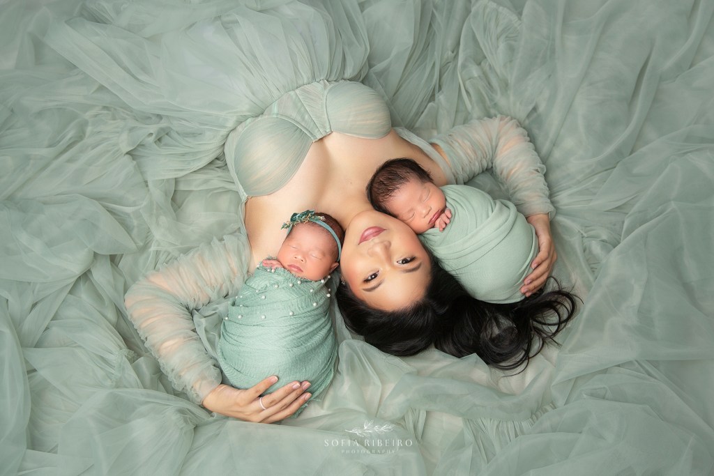 new jersey newborn photographer, twin babies with mom