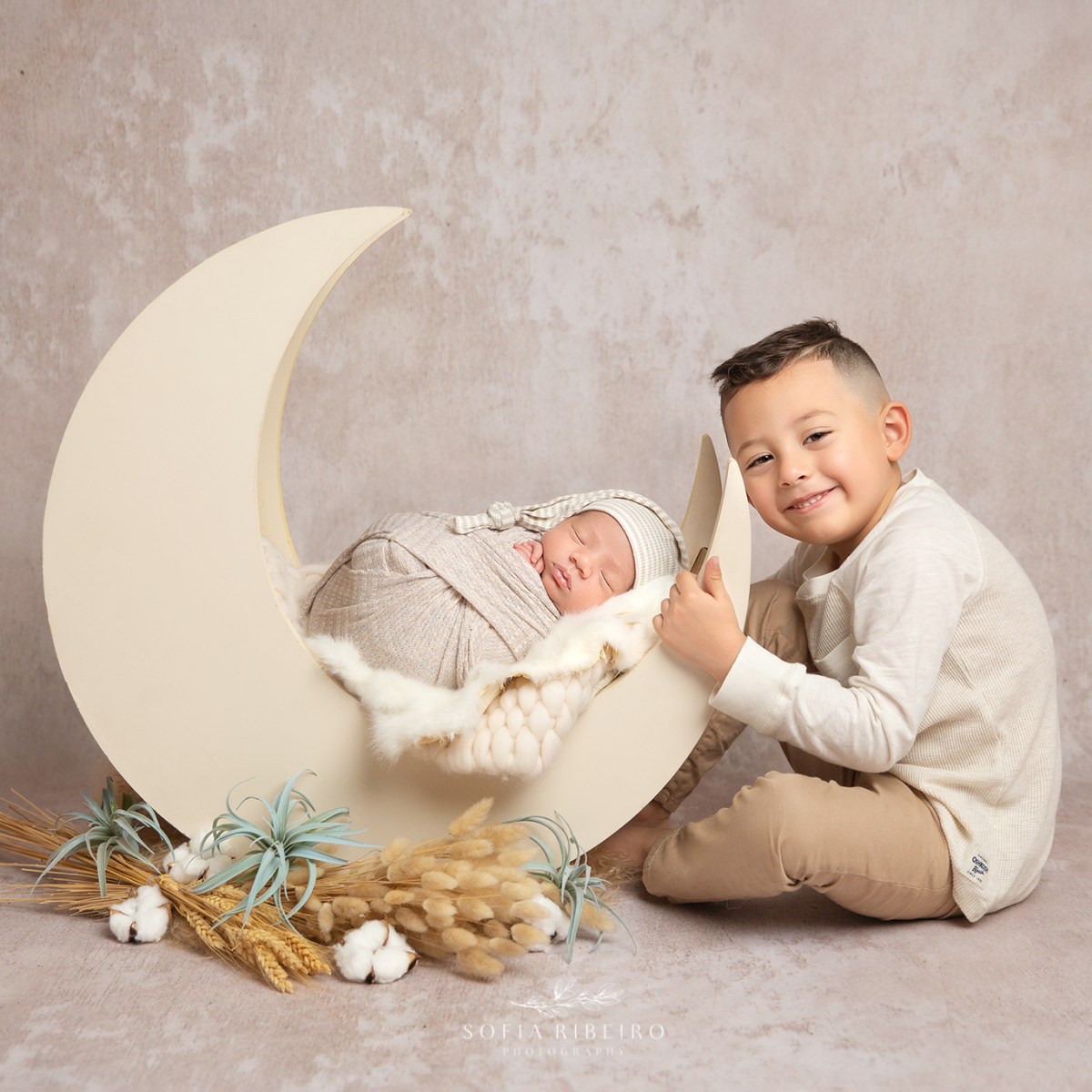 Newborn Poses with Siblings – 5 Things to Try