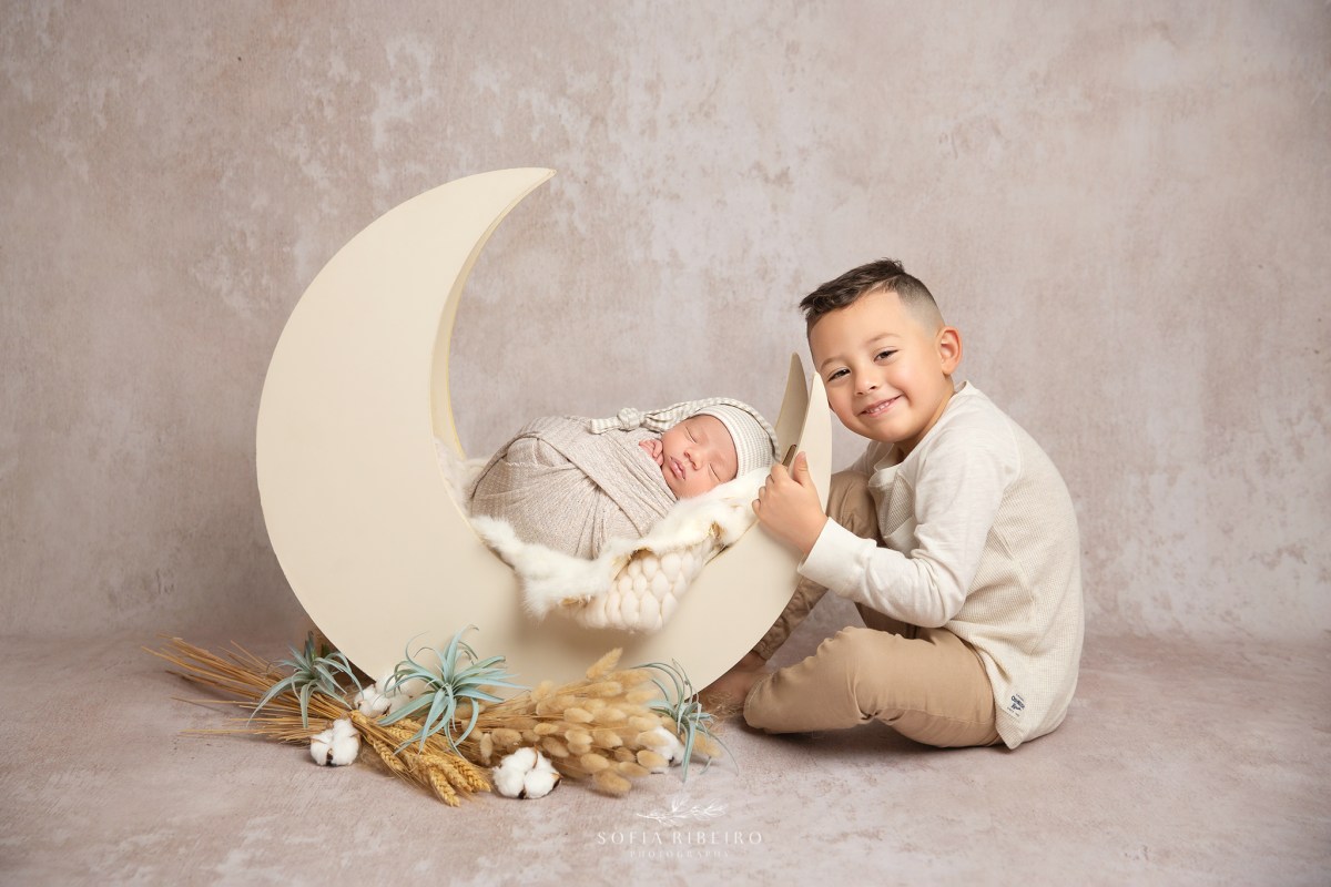Newborn Poses with Siblings – 5 Things to Try
