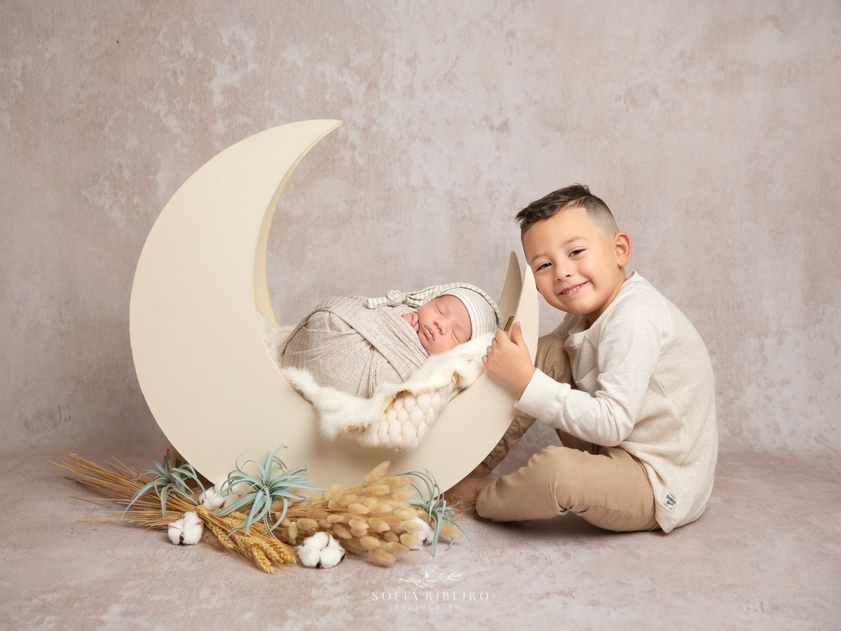Newborn Poses with Siblings – 5 Things to Try