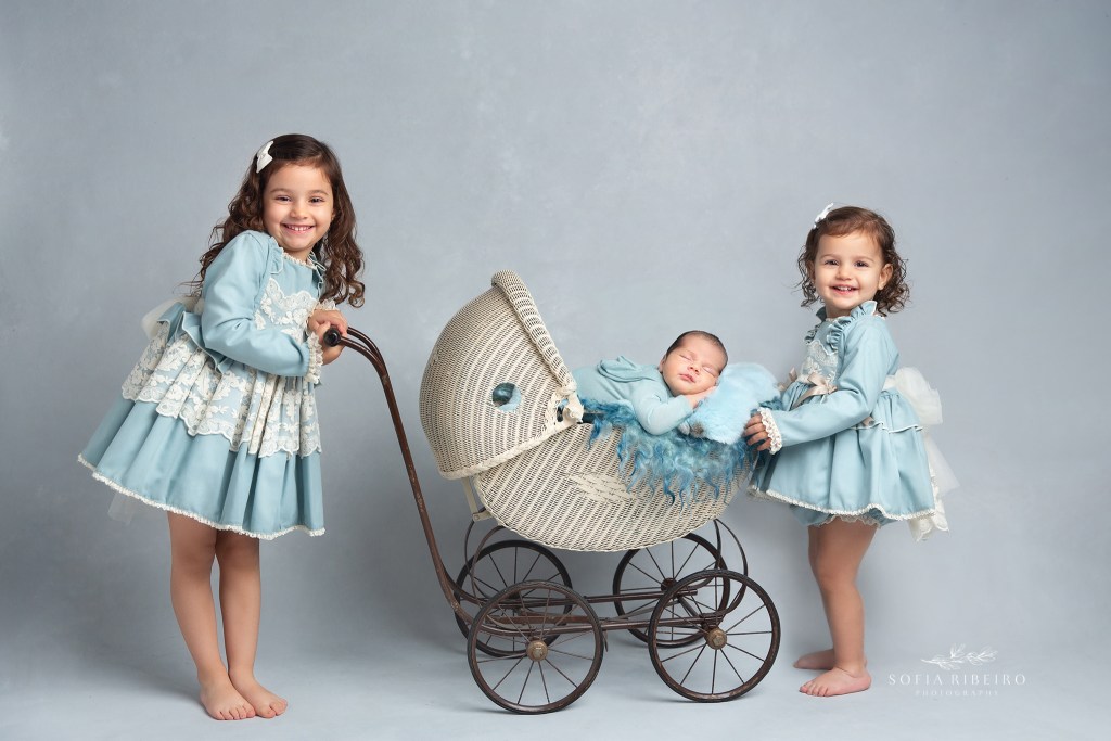 3 week old newborn session with siblings