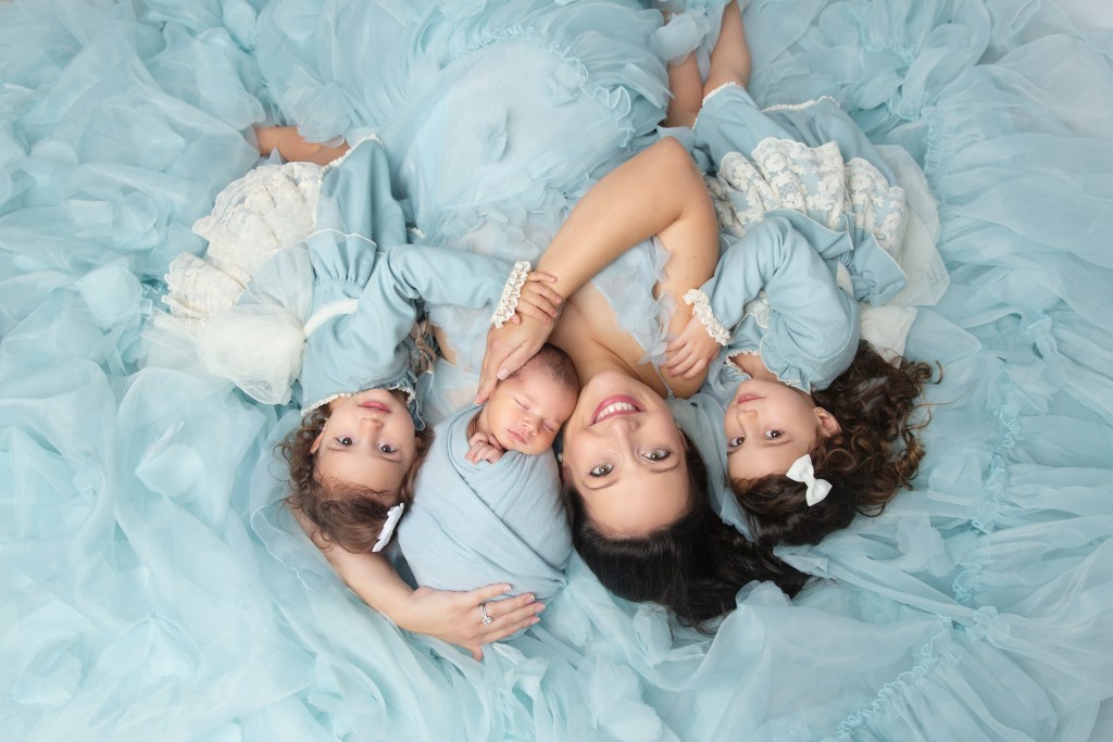 elizabeth nj newborn photographer, mom with newborn and siblings, in blue