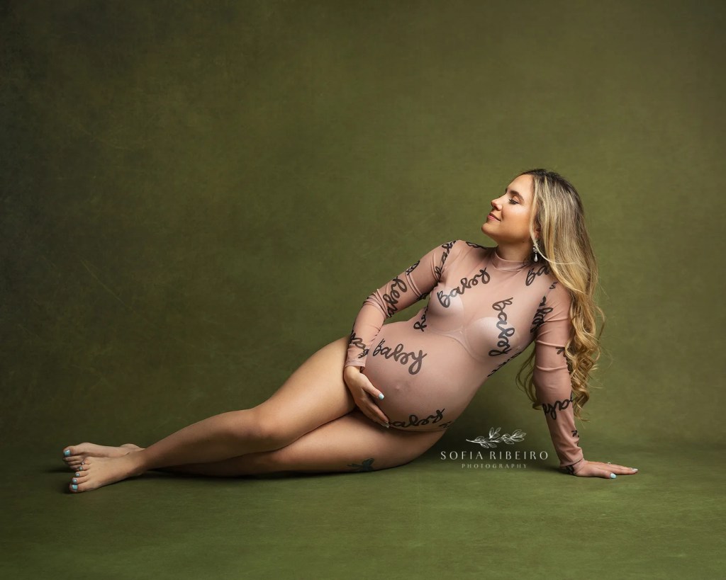 what to wear for maternity photos-bodysuit for pregnancy