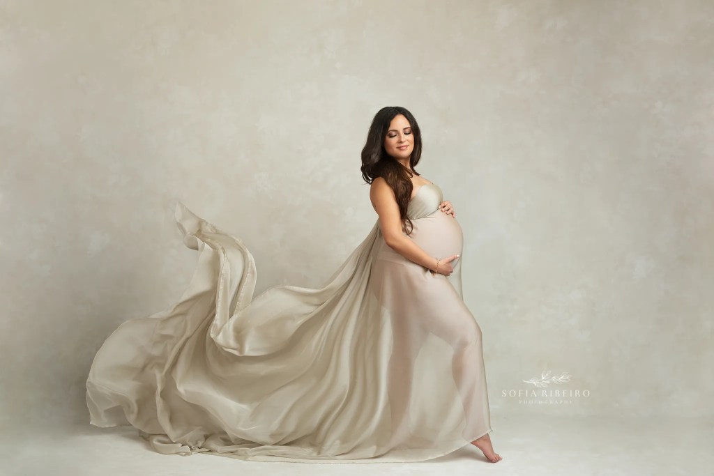 what to wear for maternity photos-draped flowing fabric