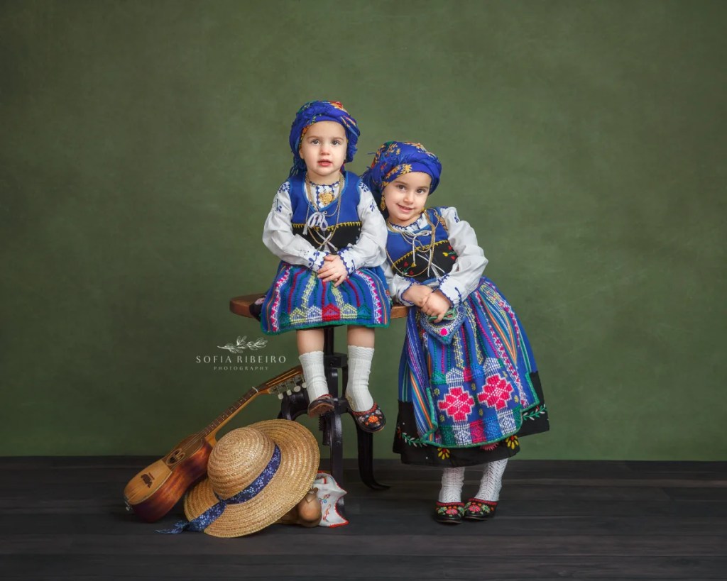 grupos folcloricos, newark nj, camponeses do minho, two sisters in traditional wear