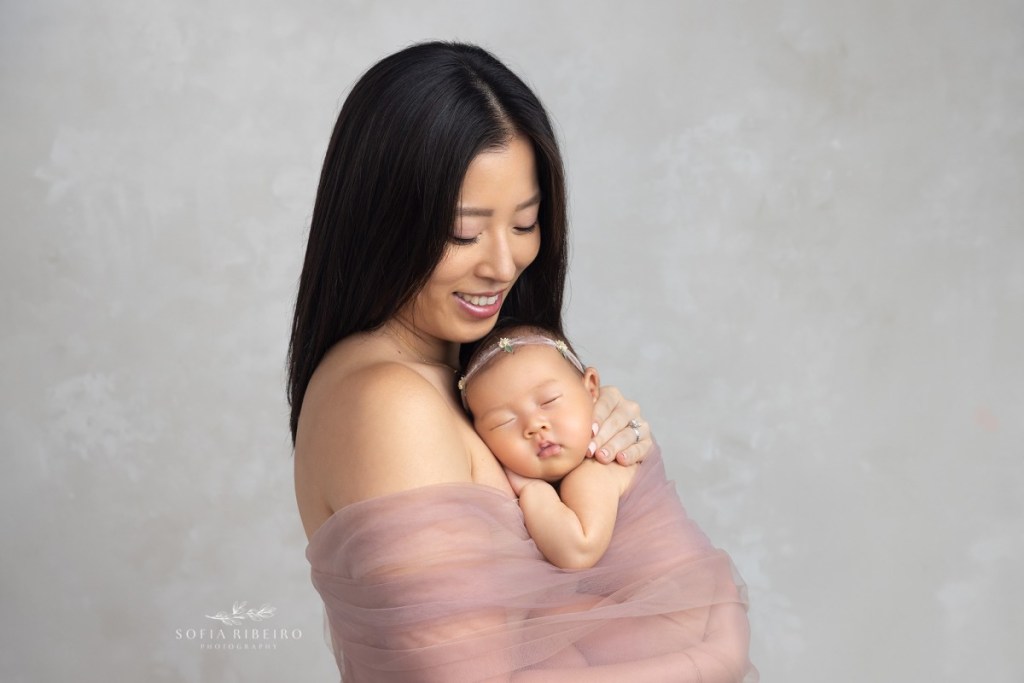 edgewater nj newborn photographer, mom wrapped up with baby