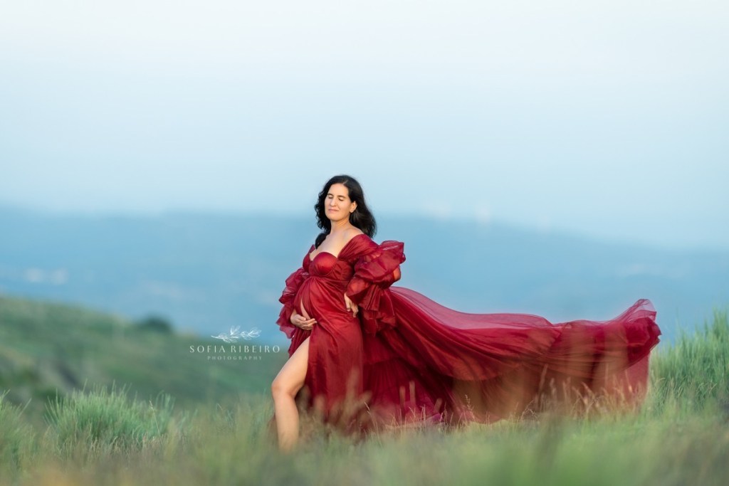 maternity photos in portugal, fotos de gravida portugal, exterior, flying red dress portugal