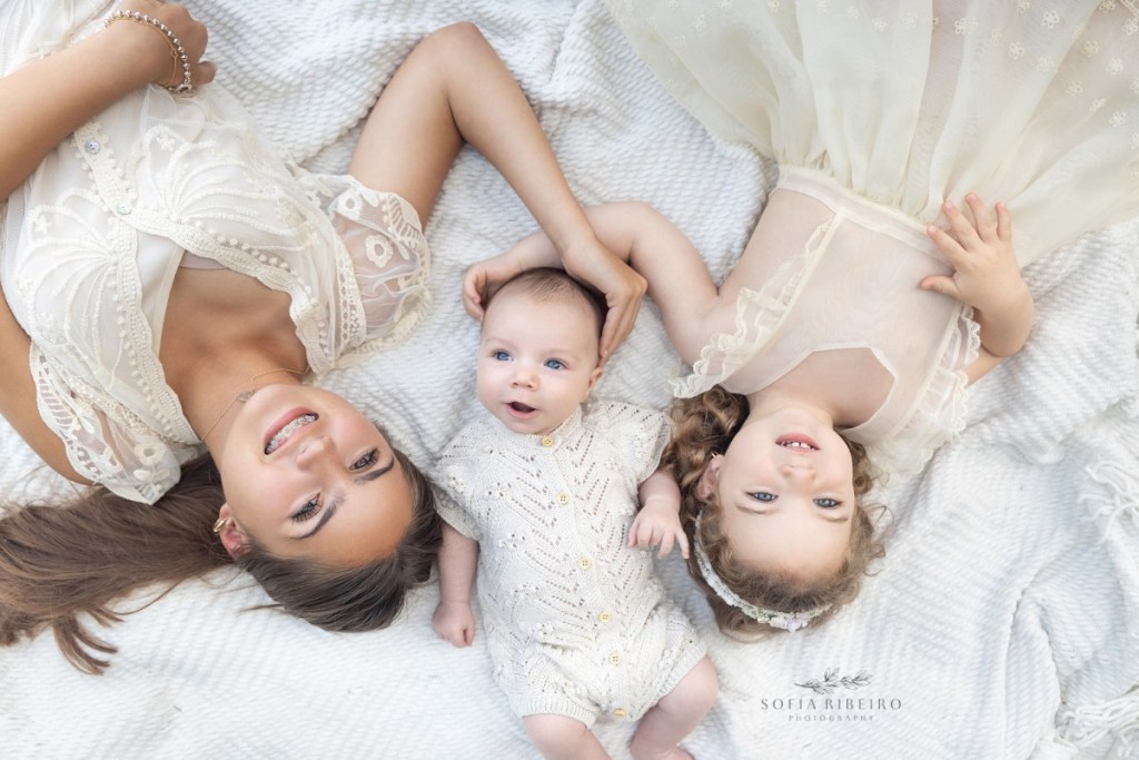 outdoor newborn session with older siblings in new jersey