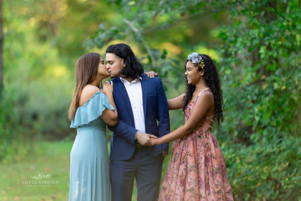family photo session at watchung reservation, nj, mom and dad in blue