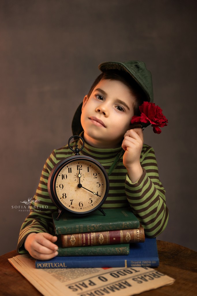 a child reads portuguese history books as the clock strikes the hour signaling the beginning of portugal's carnation revolution. Uma crianca le livros de historia Portuguesa na hora em que o relogio indica o comeco da revolucao do dia 25 de abril