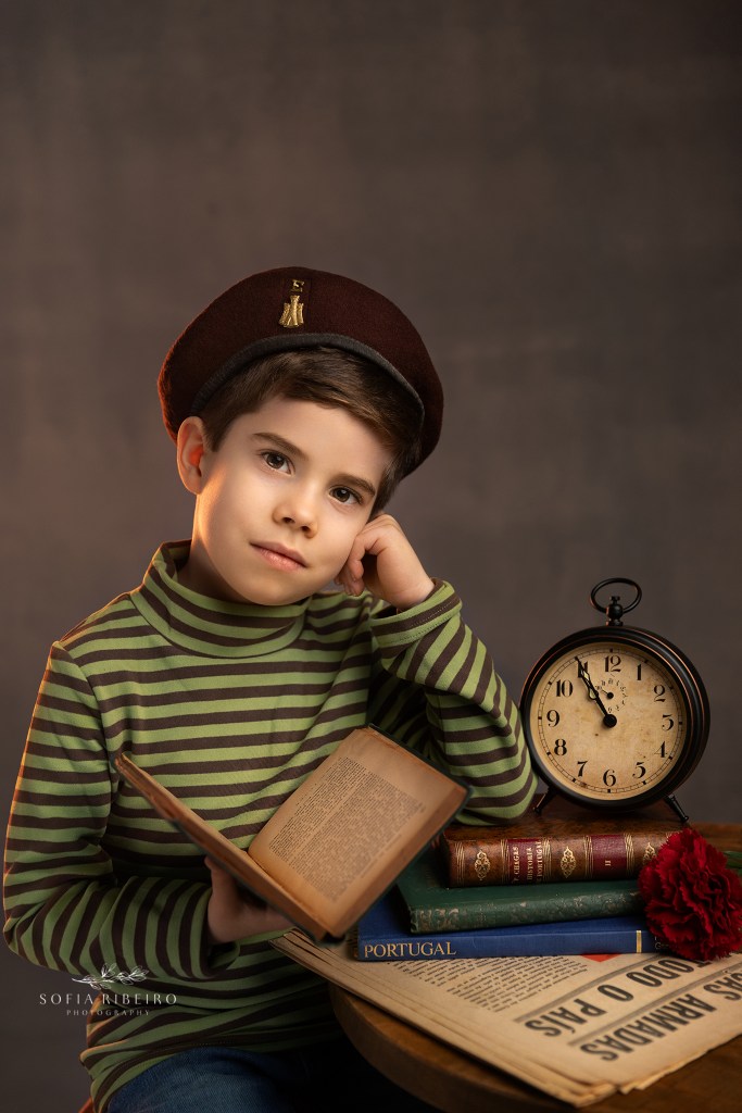 a child reads portuguese history books as the clock strikes the hour signaling the beginning of portugal's carnation revolution. Uma crianca le livros de historia Portuguesa na hora em que o relogio indica o comeco da revolucao do dia 25 de abril