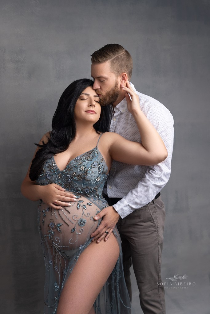 mom and dad share a sexy moment while posing for maternity photos in nj