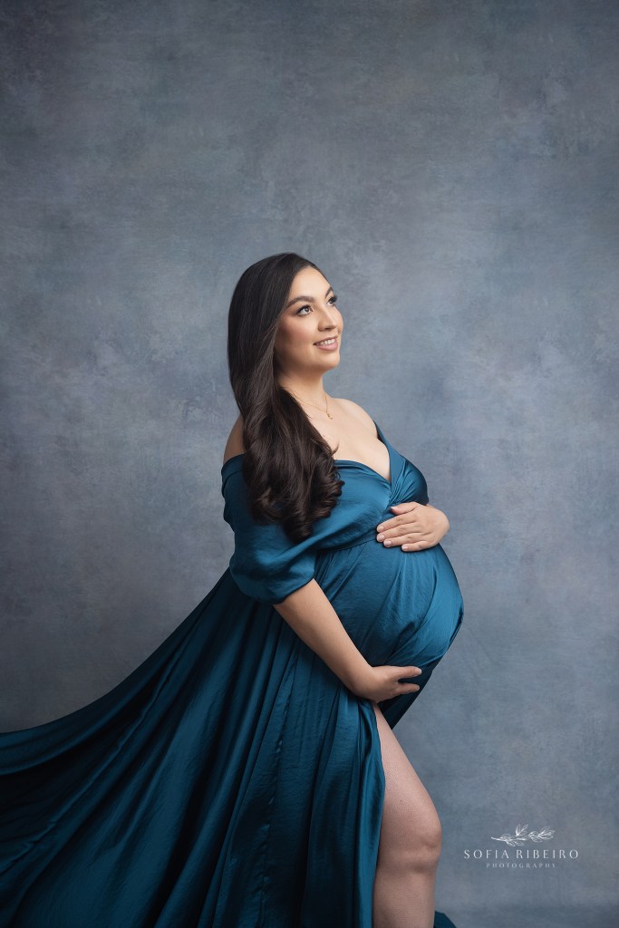 mom poses for a final glowing portrait as she awaits her baby at 39 weeks pregnant