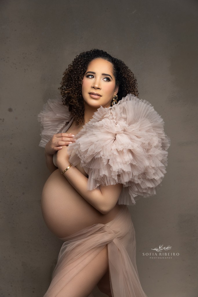 voluminous pleated tulle sleeves create a framing element around moms belly for maternity portraits