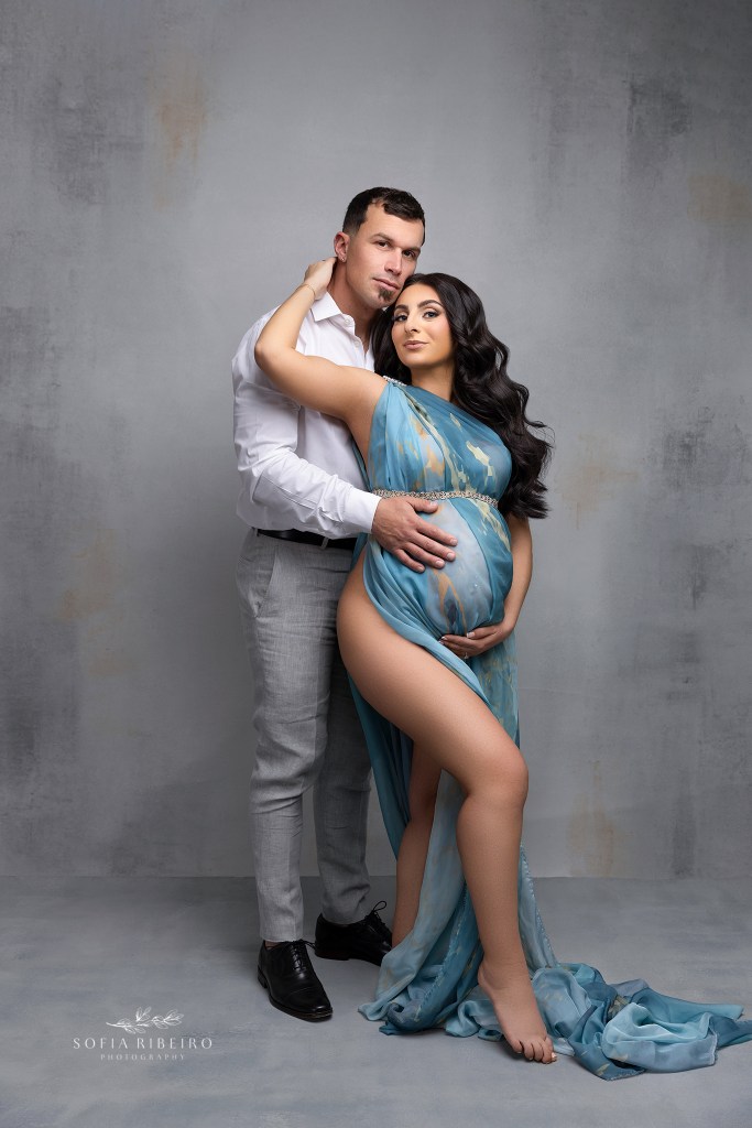 mom and dad strike a sexy pose for a colonia nj maternity photographer