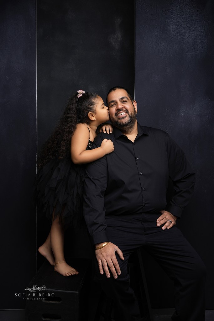 oakland nj maternity photographer captures a sweet moment between daddy and daughter between shots of mom