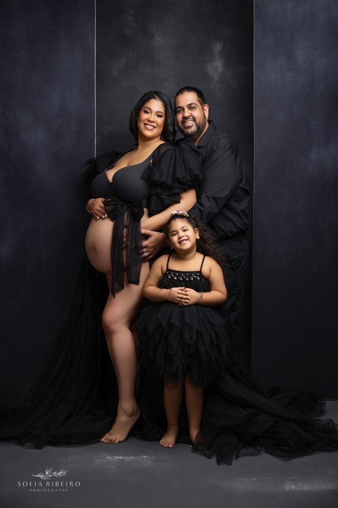 oakland nj maternity photographer captures a family in black looks against a matching backdrop
