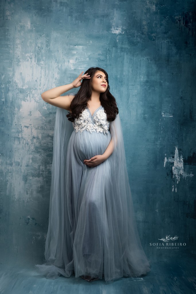 edgewater nj maternity photographer captures an expectant mom against a graphic blue backdrop