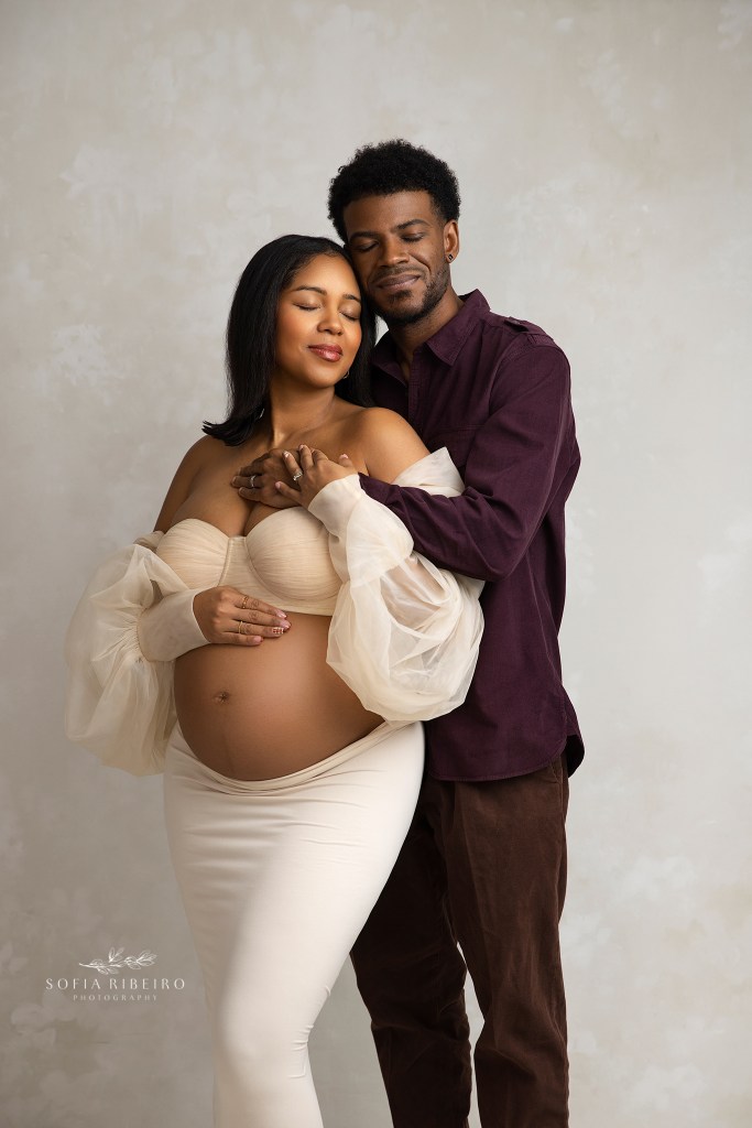 nj maternity photographer captures an expectant couple with glowing pregnancy belly