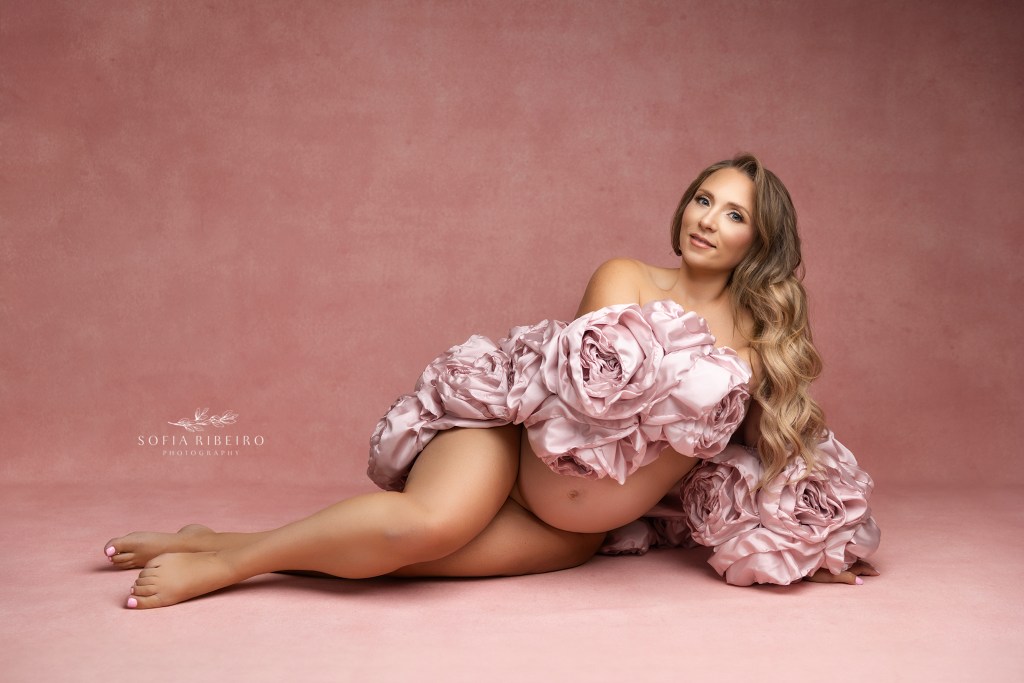 maternity photographer in NJ specializing in fine art portraits, pink maternity shawl