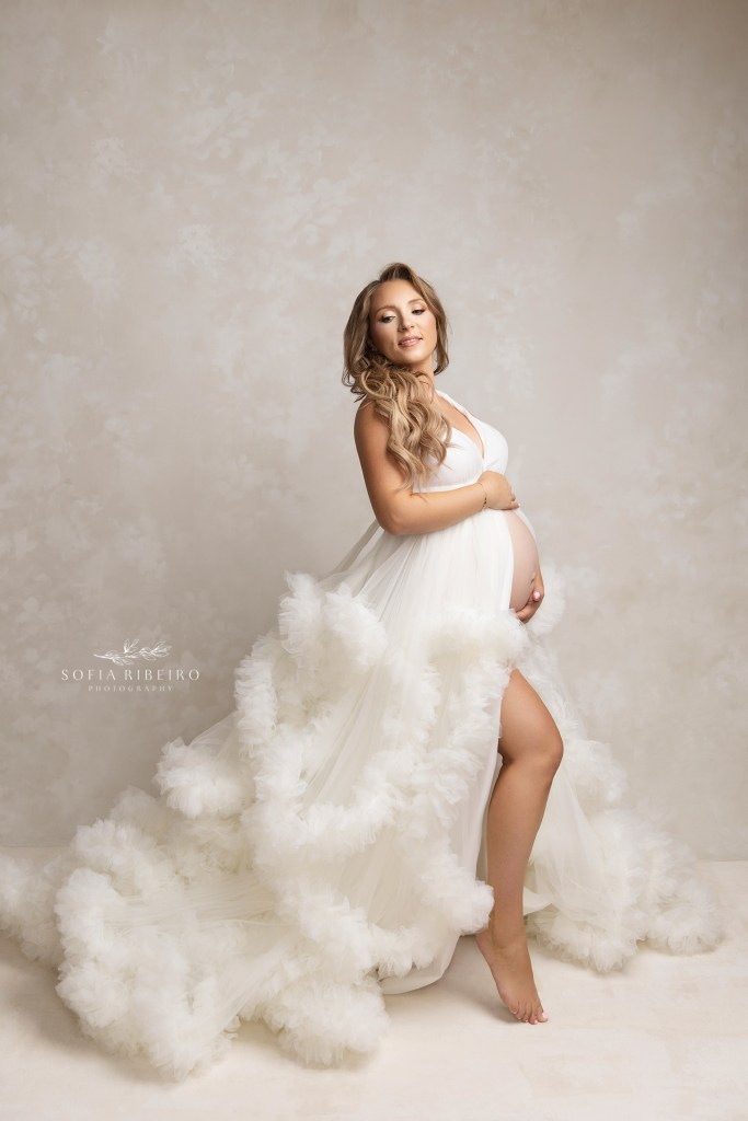 nj maternity photographer specializes in creating stunning poses of moms to be during pregnancy