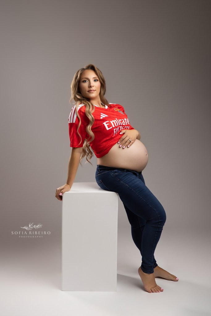 pregnant mom in a benfica jersey for maternity images, sports jersey maternity