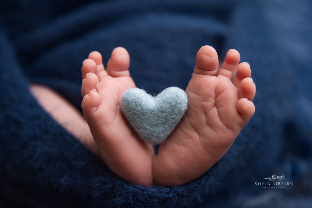 sweet newborn details with tiny toes